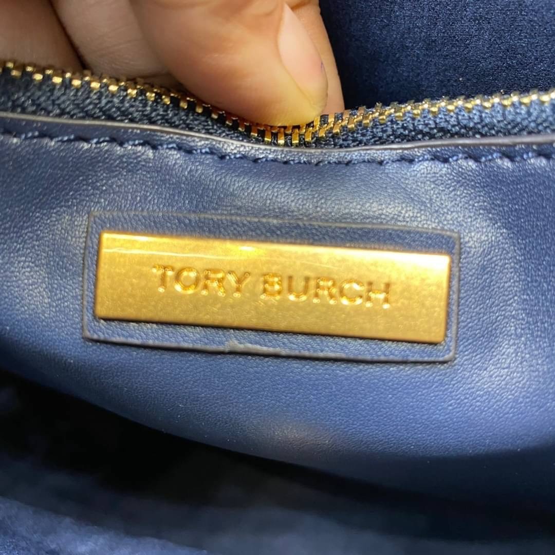 Tory burch t monogram jacquard drawstring hobo กระเป๋าถือและสะพายข้างทำจากผ้าใบ jacquard ตัดด้วยหนังแท้ อีกหนึ่งคอลเลคชั่นจาก T monogrameที่ออกแบบมาในรูปทรงกระเป๋า hobo ทรงสวย มีสไตล์เป็นทรงที่สาวๆนิยมใช้