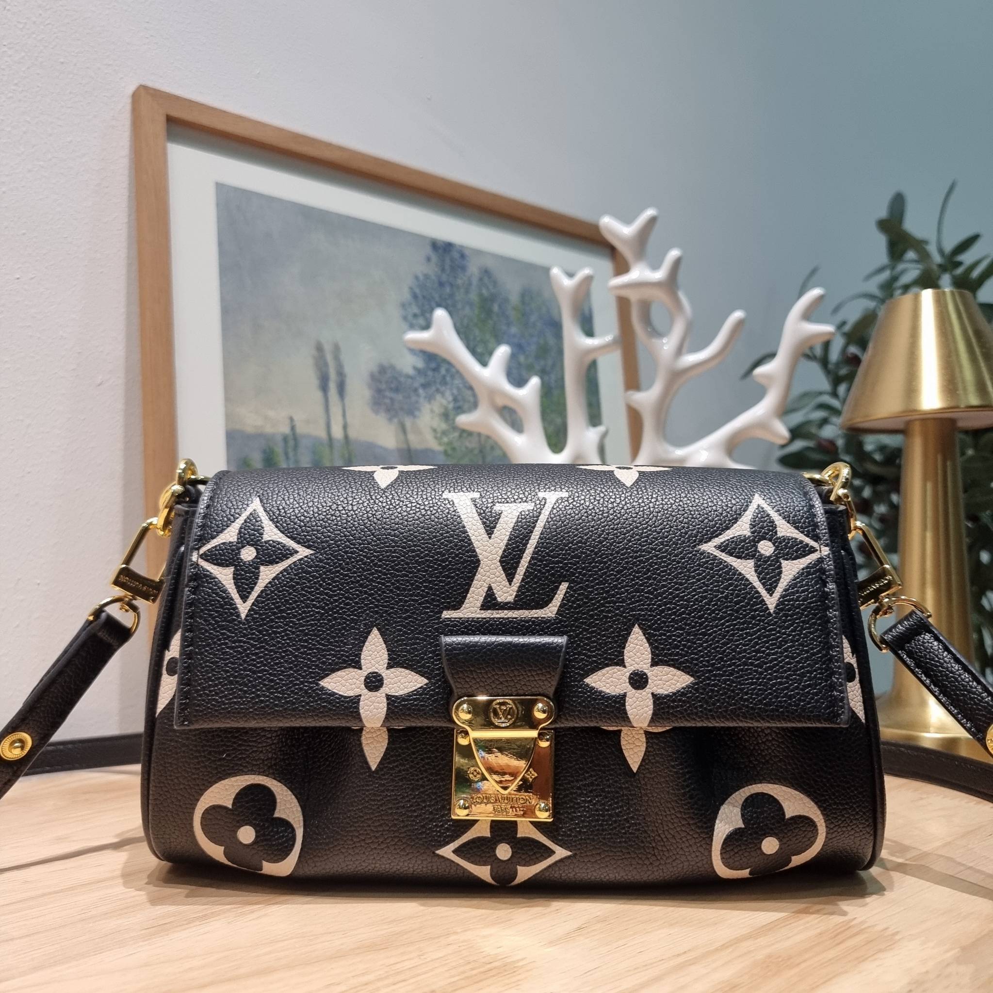 LV Favorite Bicolor Monogram Empreinte Leather - Handbags / LV FAVORITE BAG กระเป๋าสะพายคอลใหม่ล่าสุด สวยหรู ดูแพง ดีไซน์รูปทรงออกมาให้ใช้งานได้ง่าย