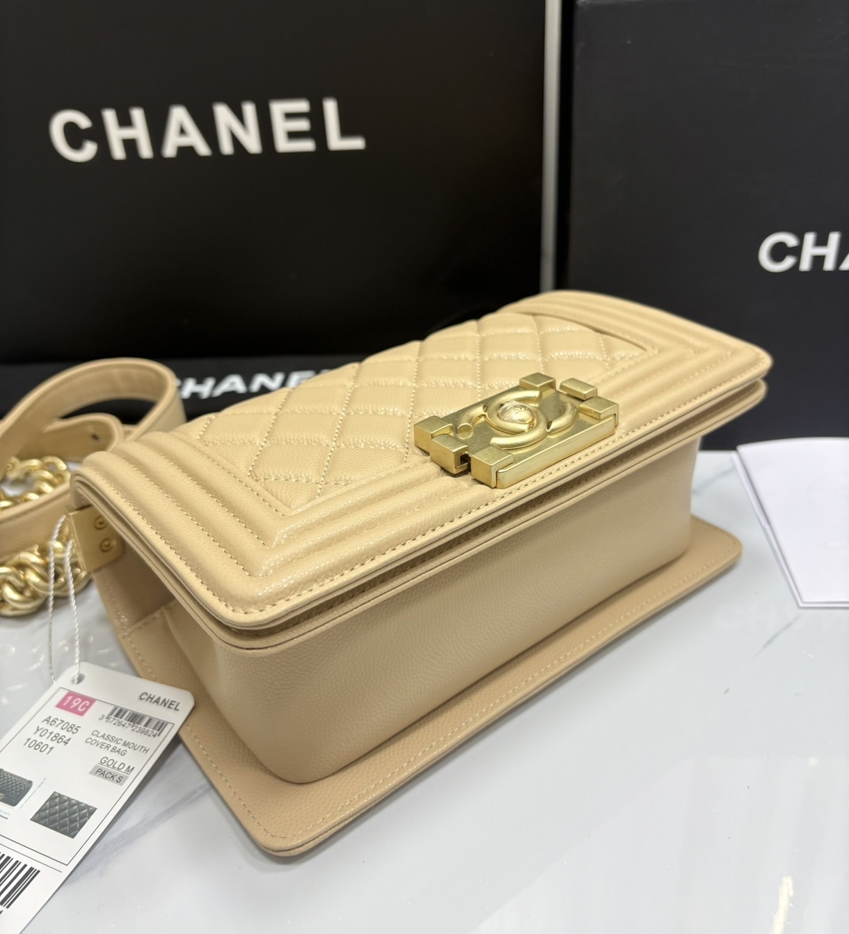 ORI หนังแท้ | CHANEL Boy 20cm shoulder bag กระเป๋าสะพายรุ่นยอดนิยมสุดคลาสสิคตลอดกาล หรูหราระดับตำนาน สวยงามเหนือกาลเวลา ขนาดเล็กน่ารัก ไม่ว่าเวลาจะผ่านไปเเค่ไหนก็ไม่เคย Out เรียบ หรู คลาสสิค ผู้ดี ไฮโซที่แท้ทรูสวยมากค่ะ