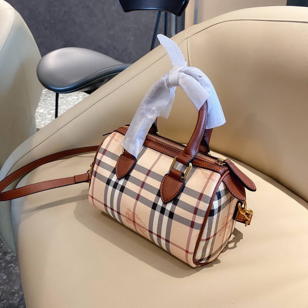 BURBERRY MINI PILLOW VINTAGE BAG Limited Edition วัสดุหนังPVC หนังนิ่ม เปิดปิดด้วยซิปยาวที่จับหนัง ภายในมีช่องใส่ของโล่งกว้าง พร้อมช่องเล็กอีกหนึ่งช่อง สามารถใส่มือถือ กระเป๋าสตางค์สั้น ของจุกจิกได้ มาพร้อมสายสะพายยาวหนังแท้ อะไหล่แบรนด์สีทองวินเทจ Rare i