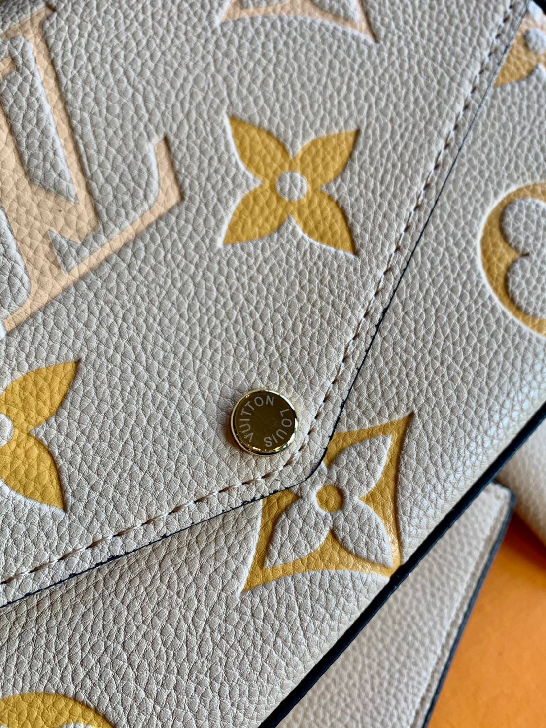 VIP 】Louis Vuitton Pochette Felicie ใบจริงหนังสวยมากๆค่า! ✔️กระเป๋าแบบคลัท มีสายสะพายโซ่มาให้ด้วยค่ะ ✔️หนังแกะสังเคราะห์อย่างดี ลายหนังสวย ปั้มลายแบรนด์ทั้งใบ ✔️รุ่นนี้มาพร้อมกระเป๋าเล็ก สำหรับใส่บัตรได้1ใบ//ใส่ธนบัตรแบบมีซิปรูดอีก1ใบ