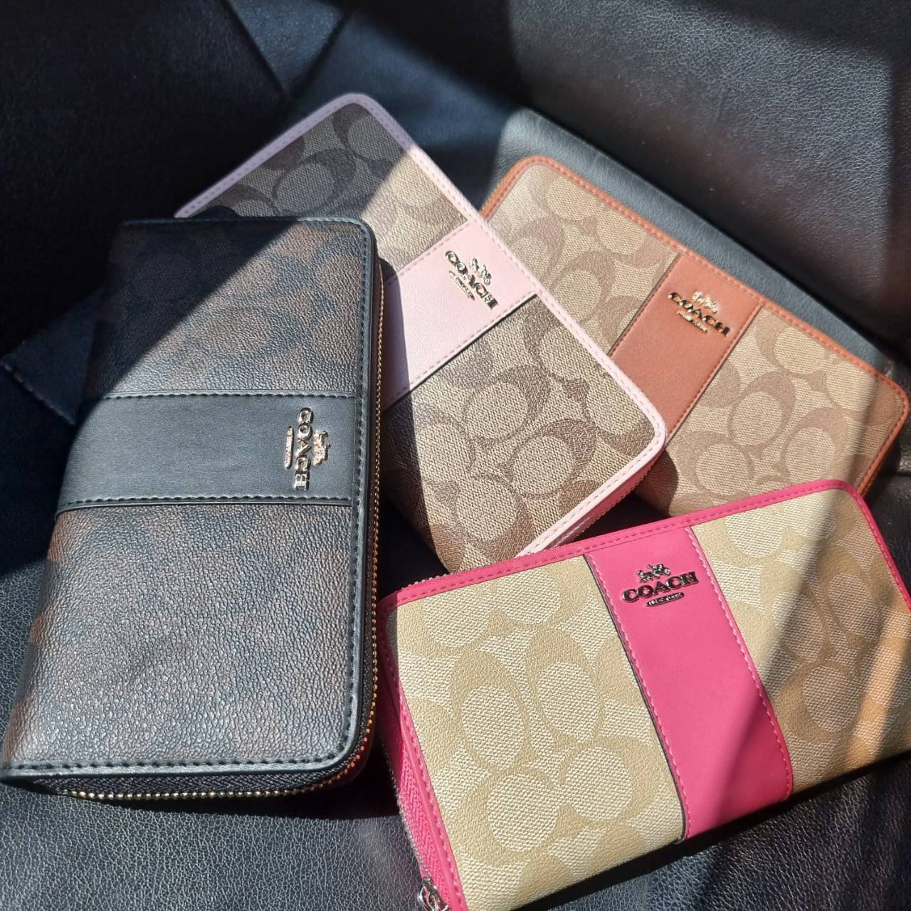 COACH F54630 ACCORDION ZIP WALLET IN SIGNATURE COATED CANVAS WITH LEATHER STRIPE กระเป๋าสตางค์ใบยาวรุ่นคลาสสิค คัดสีขายดีมาให้กันเลยจ้า ♥️ วัสดุหนังแคนวาสเคลือบลาย เปิด-ปิดด้วยซิปรอบ รูดใช้งานง่าย ใส่บัตรได้ มีช่องซิปใส่เหรียญ ใส่มือถือได้ พกใบนี้ใ