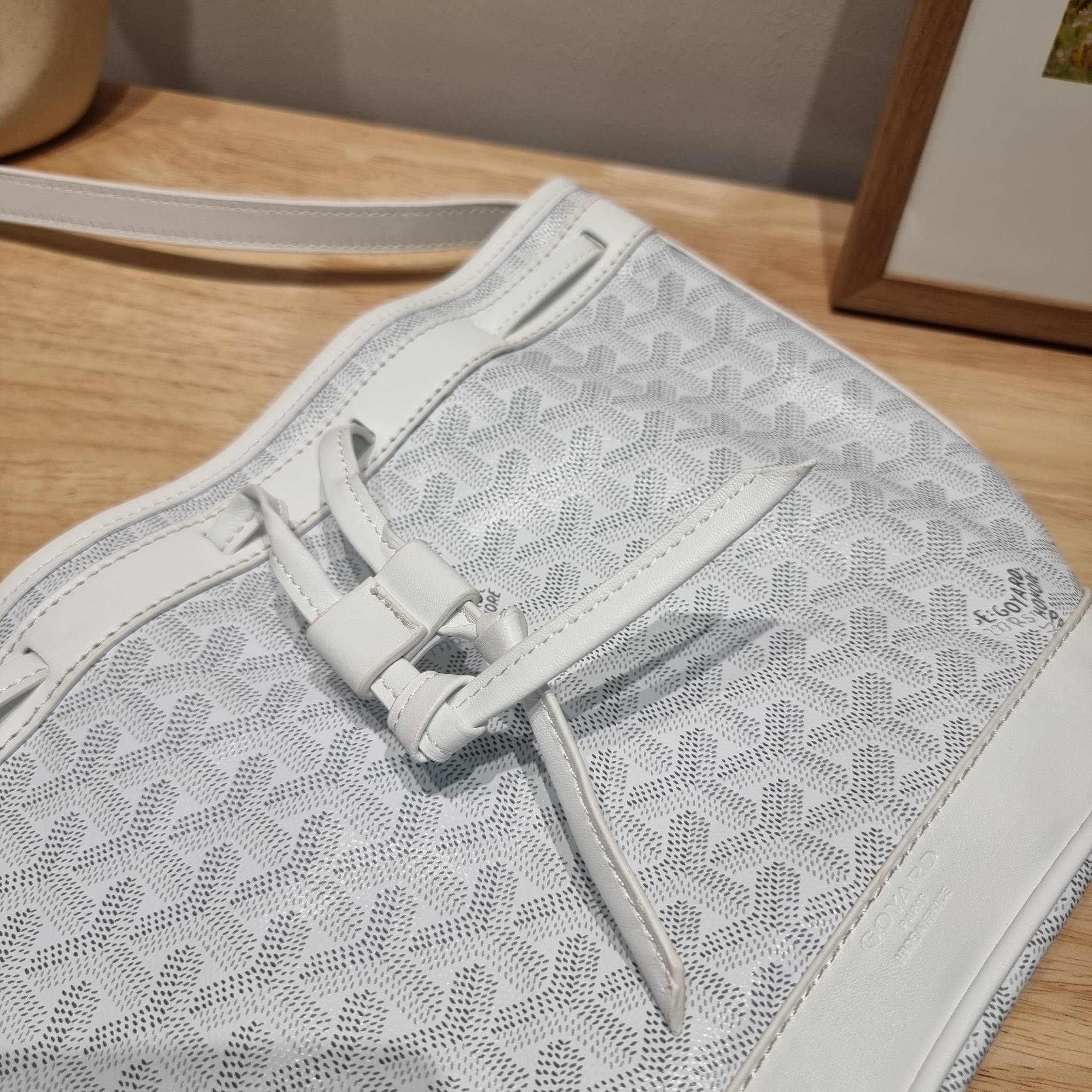 GOYARD PETITE FLOT BUCKET BAG กระเป๋าสะพายทรงบัคเก็ต ที่ดีไซน์สะดวกต่อชีวิตมาก รูปทรงคลาสสิค ดีไซน์เป็นเอกลักษณ์ สดใสทุกสี ดูผู้ดีในตัว วัสดุหนังแคนวาสพิมพ์ลายสวยคม ปากกระเป๋ารูดเปิด-ปิดได้ตามชอบ ภายในเป็นช่องโล่ง ใส่กระเป๋าสตางค์ มือถือ ได้ครบถ้วน มาพร้อ