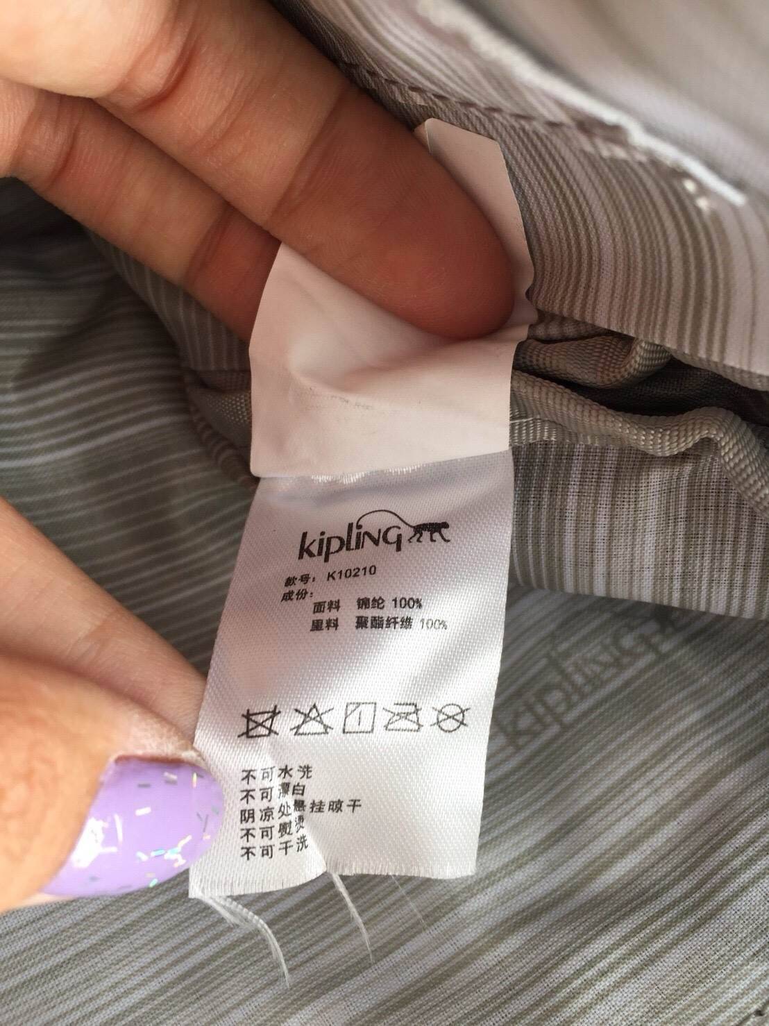 KIPLING K10210 NEAT LAPTOP BAG กระเป๋า messenger bag กระเป๋าถือและสะพาย เหมาะกับ working women เพราะสามารถถือไปทำงานได้ทุกวัน ใส่โน้ตบุ้คได้ค่ะ ใบนี้ หูยาวสามารถสะพายไหล่ได้ แถมยังมีสายยาวมาให้ด้วยค่ะ ทำให้สะดวกต่อการถือมากๆ เปิดปิดด้วยซิป โดยแบ่งเป็น 3 ช