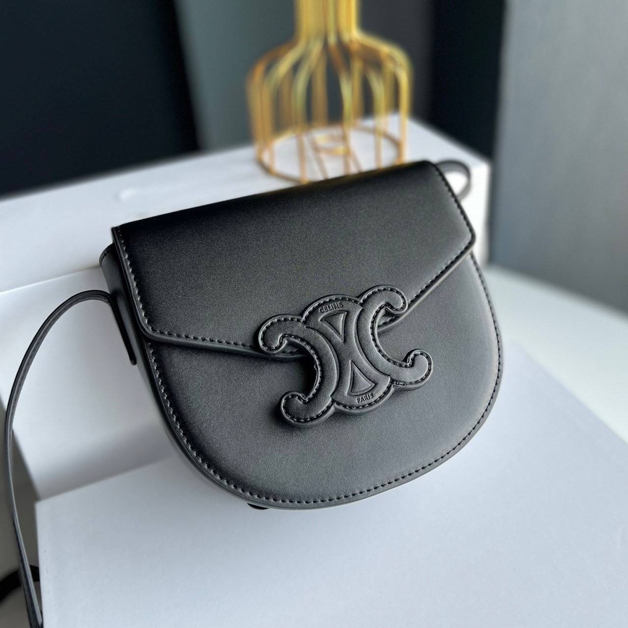 หนังแท้ CELINE BESACE cuir triomphe in Smooth calfskin / CELINE TRIOMPHE CLOSSBODY BAG หนังแท้ทั้งใบสวยหรู แบบใหม่ล่าสุด โลโก้หนังสมูทคลาสิก เหมาะกับสาวๆในวันที่อยากครอสบอดี้ชิลๆ ห้ามพลาดค่ะ!