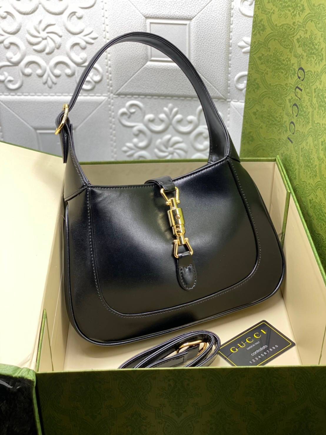 VIP GIFTbag 】หนังแท้ GUCCI Jackie 1961 mini shoulder bag กระเป่ารุ่นฮิตจาก Gucci ต้องบอกเลยว่าสำหรับสาวๆหลายคนนั้น ที่ชื่อชอบ หรือเป็นสาวกกลับแบรนด์อย่าง Gucci ต้องบอกเลยนะว่าสำหรับรุ่นนี้ห้ามพลาดไปทีเดียว บอกว่าได้เป็นตำนานควาวินเทจได้อย่างดี โดยขนาดของต