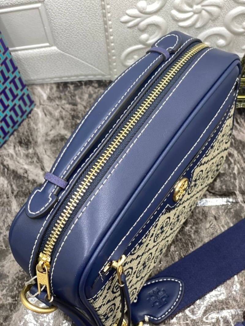 TORY BURCH T MONOGRAM JACQUARD CAMERA BAG การออกแบบที่เรียบง่าย แต่ยังคงความหรูหราเอาไว้ โดดเด่นด้วยลวดลาย T Monogram