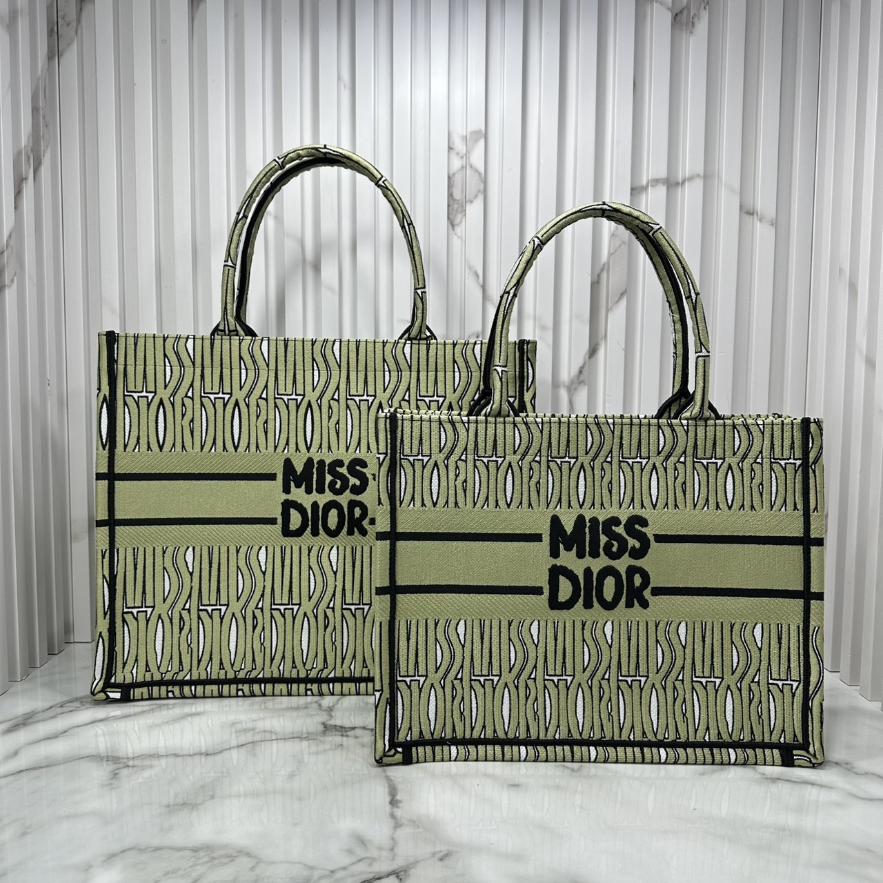 ORI หนังแท้ | Dior Miss Dior Allover Book Tote Handbag 14" กระเป๋าทรงโท้ทคอลใหม่ ดีไซน์ลวดลายกราฟฟิกสวยงามและหรูหราโดดเด่นไม่เหมือนใคร