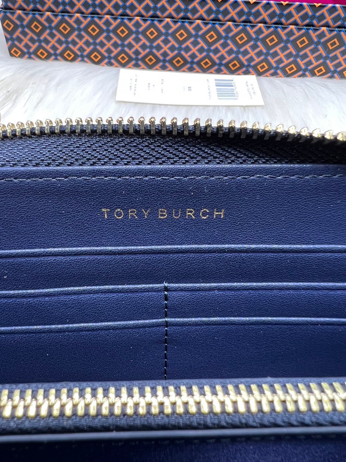 Tory Burch Charlie Zip Continental Wallet / Tory Wallet พร้อมส่ง กระเป๋าสตางค์ใบยาวสุดคลาสสิก ยังความเรียบหรูดูแพงด้วยโลโก้ด้านหน้า เป็นกระเป๋าสตางค์ทรงยาว ที่สามารถใส่บัตรได้หลายใบ