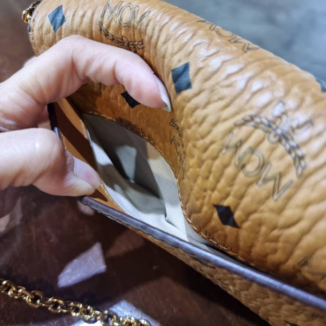 M.C.M SMALL MILLIE FLAP CROSSBODY IN VISETOS ไซส์ใหม่พกพาสะดวก!! กระเป๋าสะพายกึ่งคลัทช์ รอบนี้มาไซส์สวย สามารถใช้แทนกระเป๋าสตางค์ได้เลย ใส่โทรศัพท์มือถือได้ทุกรุ่น ใส่ของสำคัญสบายๆ มาพร้อมสายสะพายโซ่สีทองหรูหรา รูปทรงดีไซน์ร่วมสมัย ใช้งานง่ายด้วยตัวล็อค ว