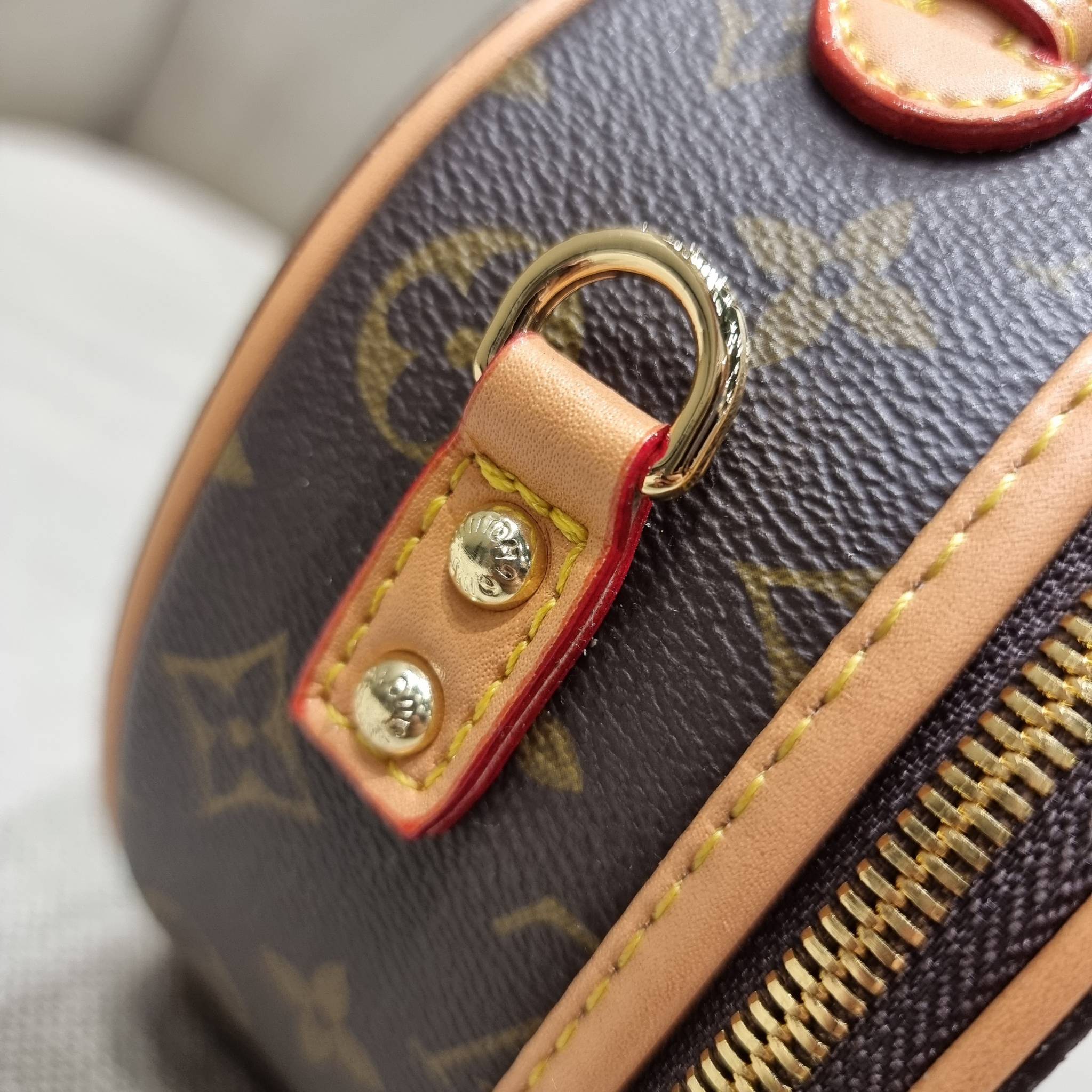 LV CROSSBODY ROUND BAG / LV BOITE CHAPEAU สุดยอดของรุ่นที่ฮิตตลอด กระเป๋าสะพาย สวยอยู่ทรง ผู้ดีมากๆ วัสดุหนังแคนวาสคุณภาพ โดดเด่นด้วยรูปทรงเอกลักษณ์ มาพร้อมแท็กหนังห้อย เพิ่มความแพงไปอีก เปิด-ปิดด้วยซิป ภายในเป็นช่องโล่ง สวยไปอีกหนึ่ง มีสายสะพายครอสให้ ปร