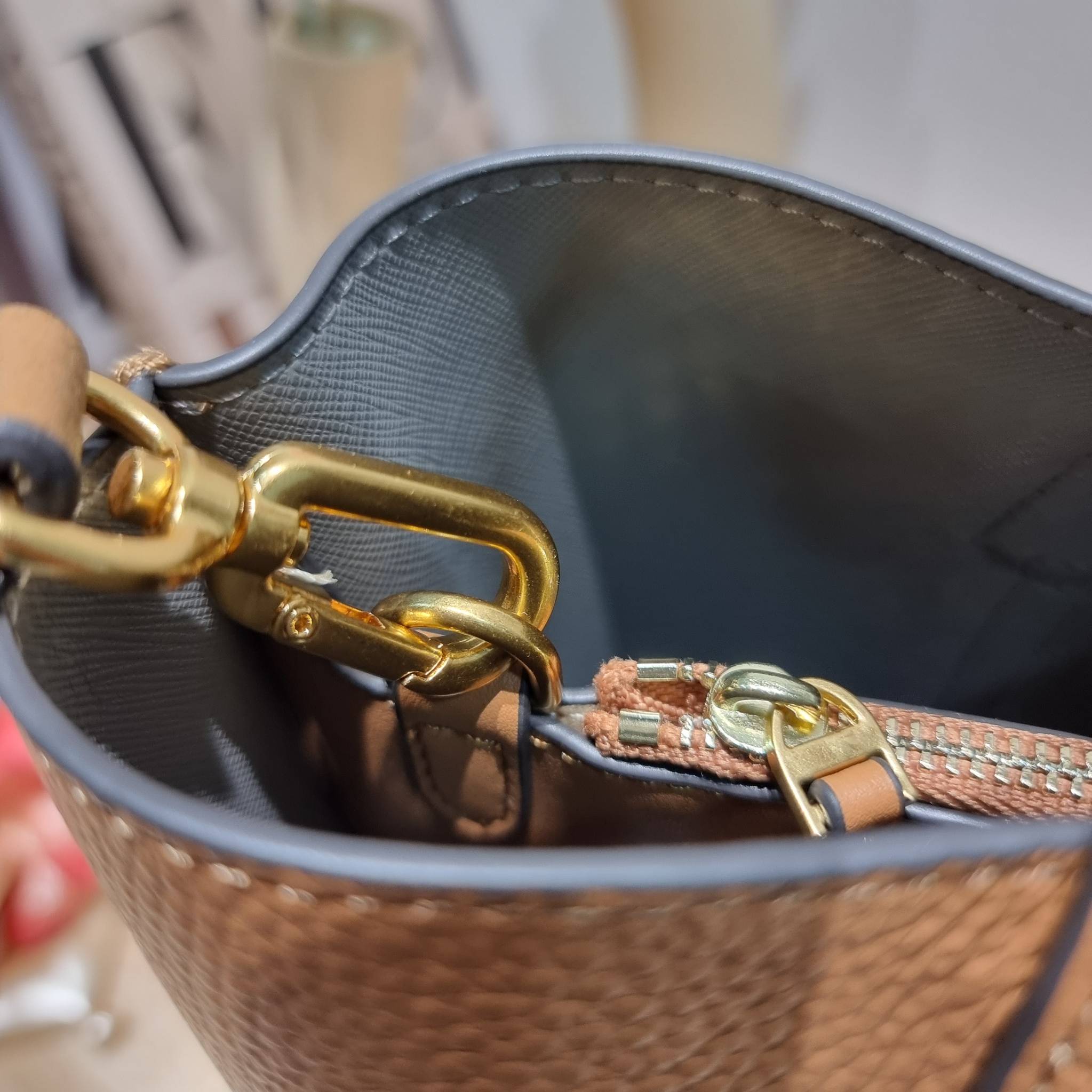 TORY BURCH PERRY SMALL TRIPLE COMPARTMENT TOTE BAG กระเป๋าโท้ทขนาดเล็ก รุ่นขายดี ทรงสวย ดีไซน์ออกมาให้ใช้งานได้ทุกลุค ทุกโอกาส