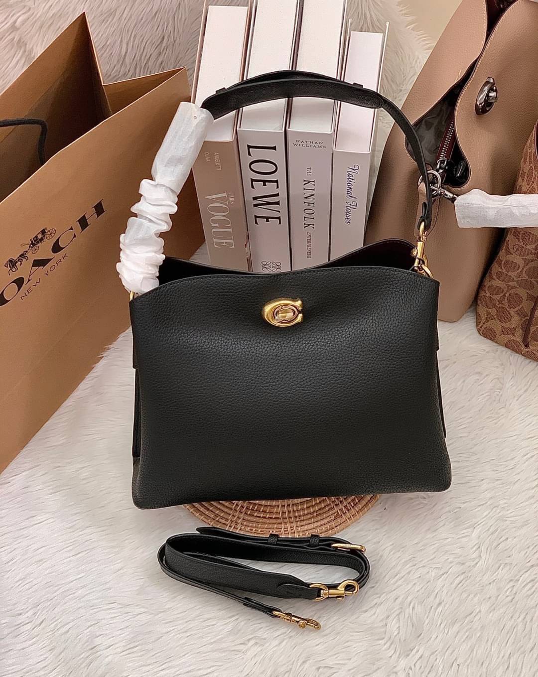 COACH WILLOW SHOULDER BAG ((C2745//C2590//C2621)) พร้อมส่งที่ไทย รุ่นแนะนำค่ะ🔥🔥 🔺กระเป๋าหิ้ว//คล้องไหล่//สะพายข้าง สุดคุ้ม! หนังแท้ชั้นดี ได้ไปหลงรักแน่นอนค่ะ หนังสวยมากๆ😘 🔺ตัวกระเป๋าแบ่งเป็นสองช่องหลัก ด้านนึงเป็นแ