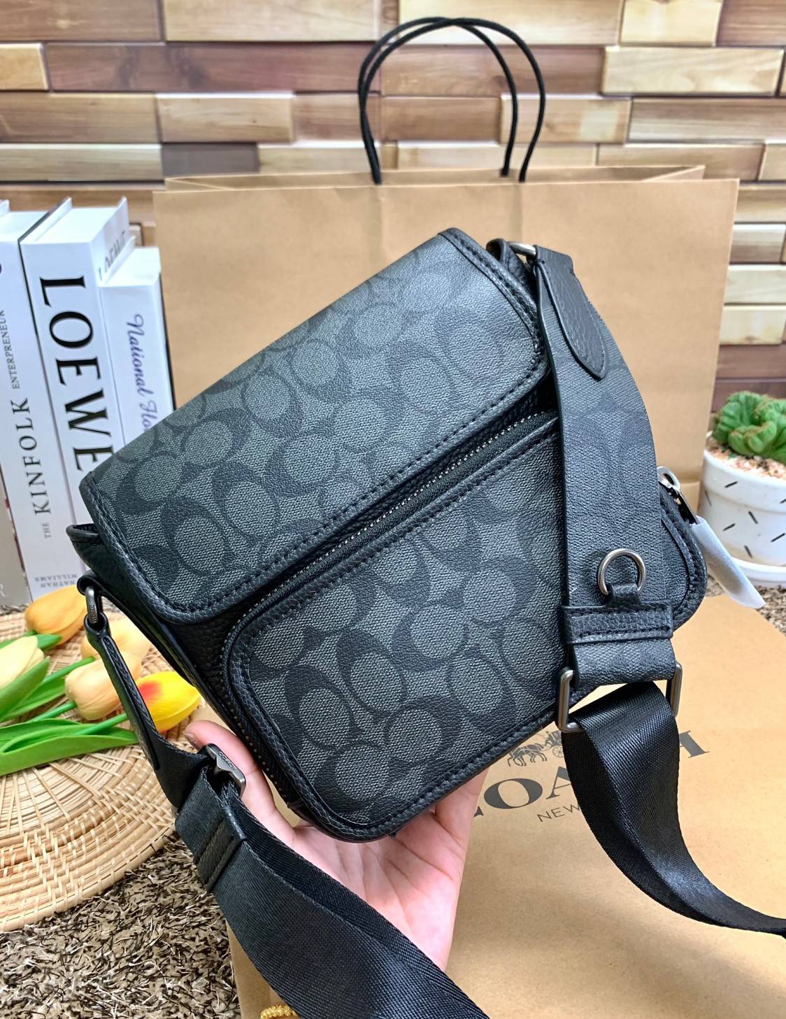 COACH SULLIVAN FLAP CROSSBODY IN SIGNATURE ((C9870)) ความเท๋ ความหล่อ ยกให้รุ่นนี้เลยค่าา พร้อมส่งก่อนใคร! ทรง สวยเก๋ กระเป๋าสะพายแบบครอสบอดี้ร์ของคุณผู้ชายเค้าเลยค่ะ หนังแท้2แบบสวยงาม น่าใช้มากๆ