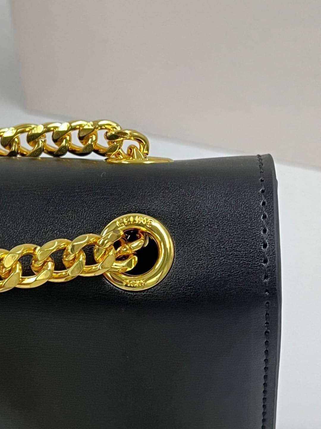 CELINE Classique Triomphe Bag in shiny / CELINE TRIOMPHE WITH CHAIN กระเป๋าสะพายทรงกล่องคล้าย Classic Box แต่มีรุ่นใหม่ออกแบบโลโก้สะดุดตาวินเทจ ด้วยดีไซน์ที่ดูโฉบเฉี่ยว