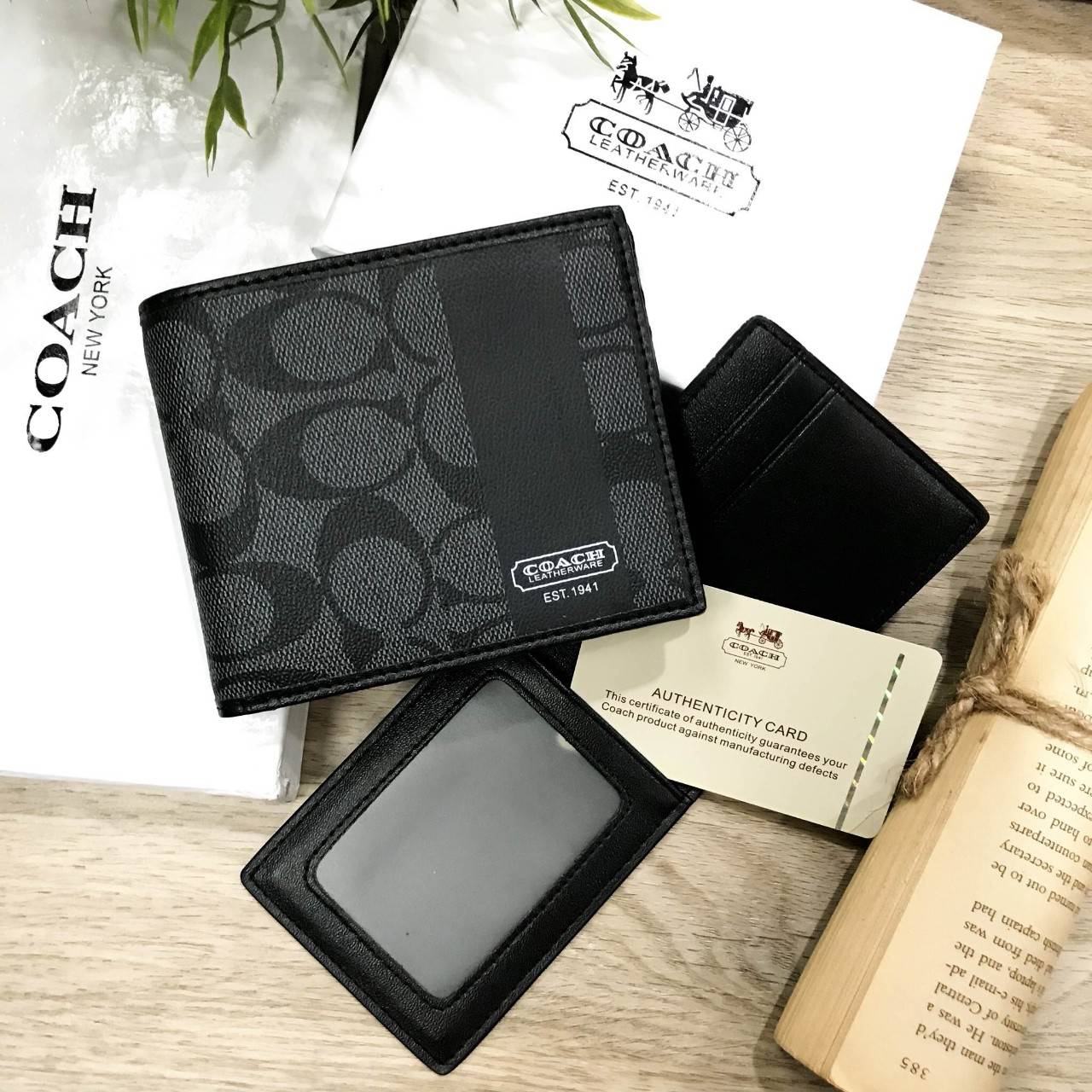 COACH SHORT WALLET WITH CARD POCKET 2 in 1 กระเป๋าสตางค์คุณผู้ชายใบสั้น มาพร้อมกับ กระเป๋าใส่บัตรหนังปั๊มลาย Signature Brand รอบใบเข้า set สวยคลาสสิค ภายในมีช่องใส่ธนบัตร, บัตร ซับในลายแบรนด์ Card pocket เเยกใช้ได้ มาใน COACH BOX SET จะใช้เอง หรือมอบเป็นข