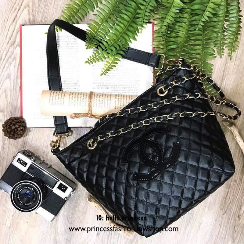 Chanel GWP Tote Bag With Chain New arrival! กระเป๋าสะพายทรง Tote VIP Gift With Purchase รุ่น Limited Edition VIP gift ของแท้จาก Chanel Perfume Counter วัสดุหนังเรียบลายตาราง ขนาดกำลังดี น้ำหนักเบา ด้านหน้ามีโลโก้ เปิดปิดด้วยกระดุมแม่เหล็ก ภายในมีโลโก้ และ