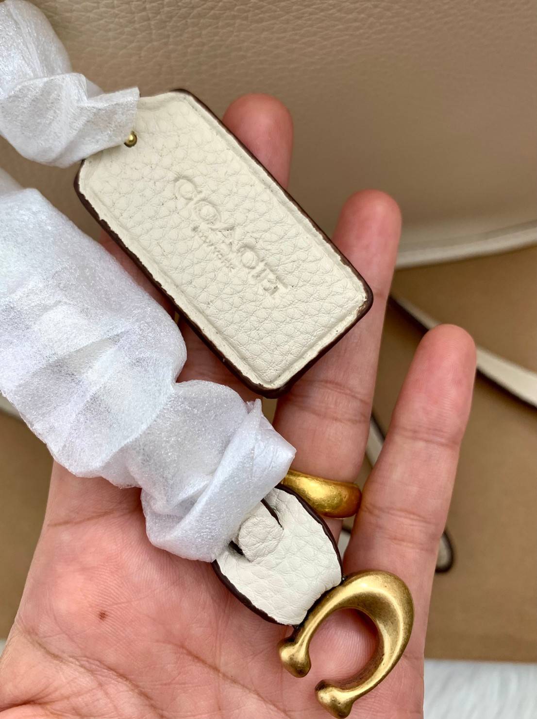 COACH C3889 TYLER CARRYALL 28 IN SIGNATURE CANVAS ((C3460//C3889)) รุ่นยอดฮิตที่สาวๆหลายคนเรียกร้อง กับกระเป๋าถือ/สะพายทรงสวย ที่มาพร้อมสายสะพายไหล่ในตัว และสายครอสบอดี้สำหรับสะพายข้าง ตัวกระเป๋าถูกแบ่งเป็นสัดส่วนสวยงาม มีช่องซิปกลางที่ใหญ่พอสมควร และยังม