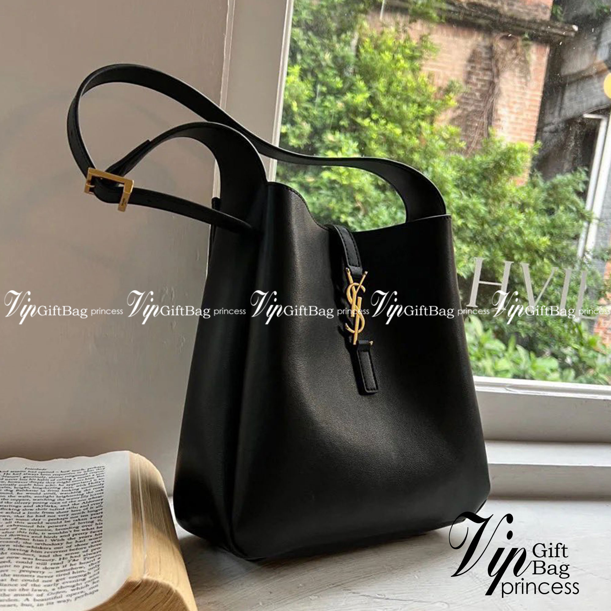 YSL Le 5 a soft hobo bag / YSL Tote 2022 มาใหม่มากก พร้อมส่งที่นี่ที่เดียวเลยค่า กระเป๋าที่สาวๆ ตามหากันหนักจริงๆ ตามรอยคุมโรเซ่ไปเลยค่าา งานเกรดออริจินอล หนังซอร์ฟสวย ภาพสินค้าถ่ายจากงานขายจริง ใช้งานต่างประเทศได้