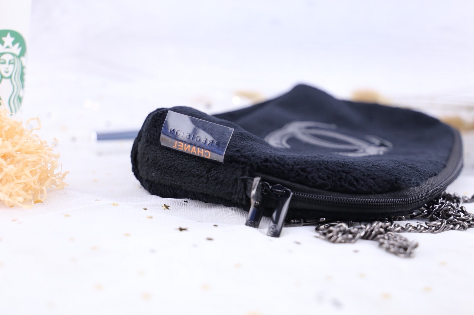 Chanel beauty VIP gift bag CC Patent Pouch กระเป่าสะพายผ้าขนสัตว์วูฟนุ่ม โลโก้ดำ สายถอดและปรับได้ หัวซิปปั้มโลโก้แบรนด์ มาพร้อมสายยาว ถอดสายได้ จะถือเป็นคลัทช์ก็สวย หรือใช้เป็นกระเป๋า Crossbody ใส่โทรศัพท์ตระกูล Plus ทั้งกระเป๋าสตางค์ได้สบายค่ะ