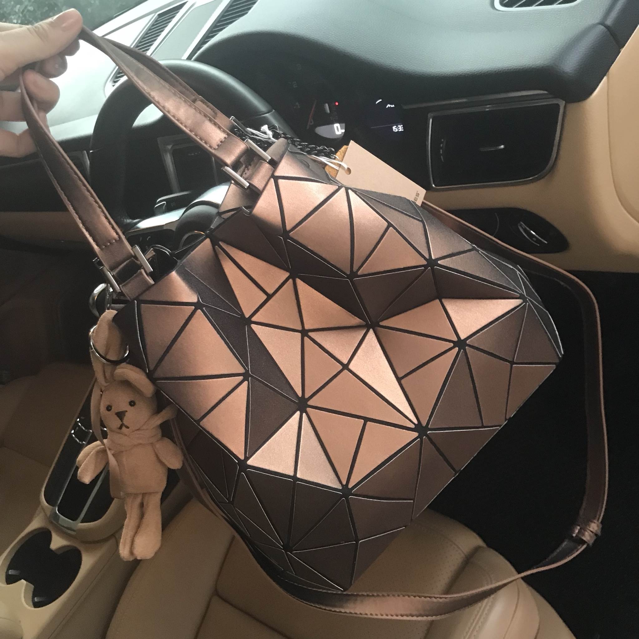 🎄New Collection 2 สีมาใหม่ รุ่นขายดีมาก !!! ลาย Limited edition หายาก 👍ปรับทรงได้ 2 แบบ น่ารักมาก มาพร้อมกระต่ายเข้า set เลิศคะ กระเป๋า จากแบรนด์ David Jones กระเป๋าสะพายข้างดีไซน์เกร๋มาก สีสวยหรูมาก ขนาดกะลังดีเลย น้ำหนังเบามากคะ ภายในมีช