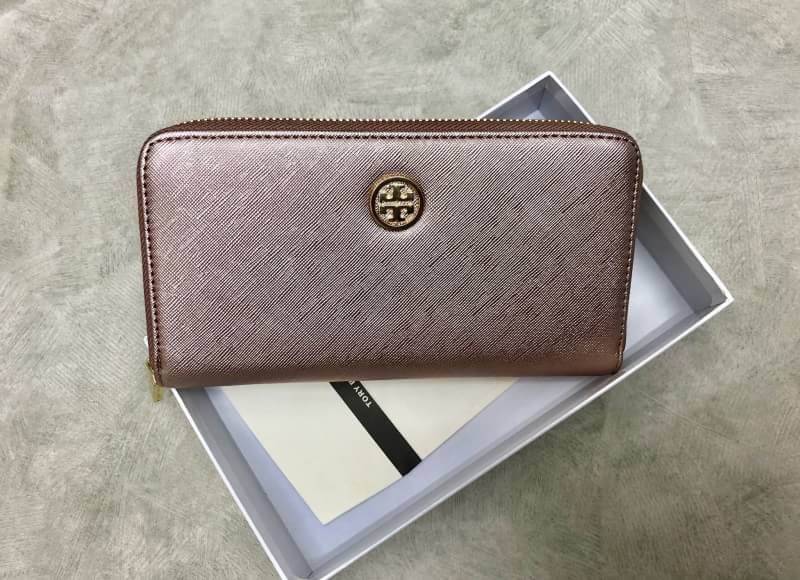 NEW TORY BURCH LONG WALLET BAG กระเป๋าสตางค์ใบยาว ซิปรอบ หนังซาฟเฟียโน่ ด้านหน้าติดโลโก้แบรนด์ เปิดปิดกระเป๋าแบบซิป หัวซิปแบรนด์นะค่ะ ด้านในแบ่งสามช่อง มีช่องซิปกลาง ช่องหน้าหลัง ใส่ธนบัตร และบัตรต่างๆได้ถึง 8 ใบนะค่ะ. ซัปในตีลายแบรนด์ สวยหรูที่สุด