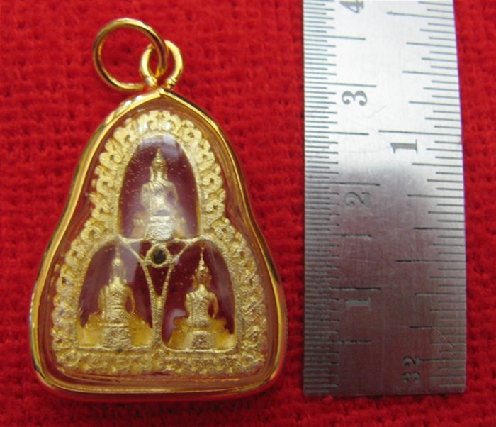 จี้พระสามพี่น้อง หลวงพ่อวัดเขาตะเครา หลวงพ่อโต และหลวงพ่อวัดไร่ขิง เนื้อทองพ่นทรายล้อมเพชรเลี่ยมทองไมครอนค่ะ