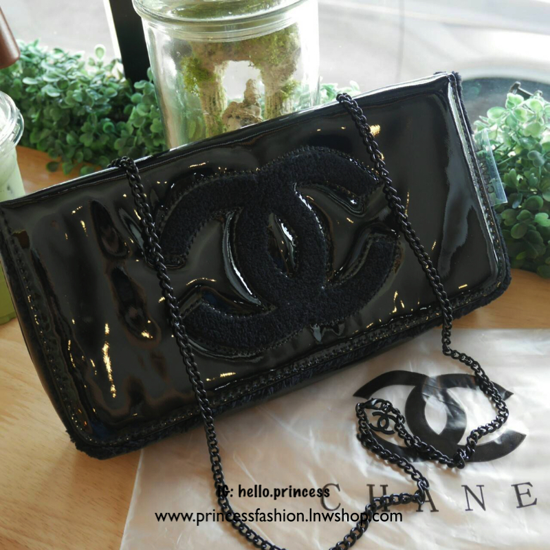 Chanel shoulder & cloth bag กระเป๋าสะพายทรง cluth ขนาดกำลังน่ารัก วัสดุหนังแก้ว เปิดปิดด้วยกระดุมแม่เหล็ก ภายในโล่งบุเฟอขนนุ่ม ใส่กระเป๋าสตางค์ยาวได้ มาพร้อมสายสะพายโซ่ หรือจะเก็บสายถือเป็น cluth ออกงานก็ดูดี มากับราคาสุดคุ้มค่ะ