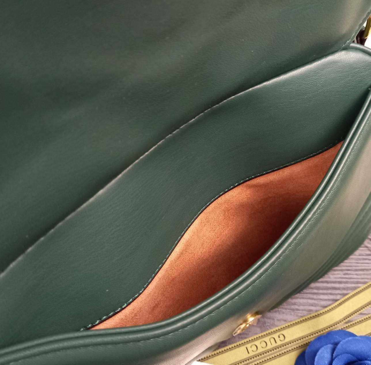 VIP GUCCI GG MARMONT TOP HANDLE SHOULDER BAG / BOLSA GG MATELASSE กระเป๋าถือ กระเป๋าสะพาย คอลเลคชั่นสุดหรู มาพร้อมสายสปอร์ตสะพายยาว สามารถปรับระดับได้ ถอดได้ เป็นอีกรุ่นที่โดดเด่นมากๆ การใช้งานคล้องตัวสุดๆ โดดเด่นด้วยโลโก้ GG ขนาดใหญ่เป็นเอกลักษณ์