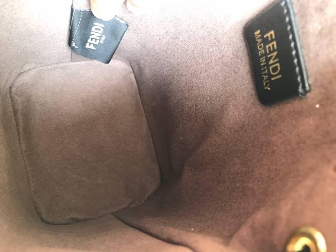 Fendi MonTresor mini Bucket Bag กระเป๋าถือหรือสะพายข้าง วัสดุหนังแท้หนังแข็ง ทรงขนมจีบ ลายแบรนด์ อะไหล่ทองหรูหรา จุของได้เยอะ น้ำหนักเบา ตั้งอยู่ทรง ด้านในโล่ง มี2สาย สายสั้น+ยาว ถอดสายได้ Crossbody ได้ สายยาวปรับระดับได้ คุ้มสุดๆ ใบนี้ไม่ควรพลาดค่ะ ดาราเ