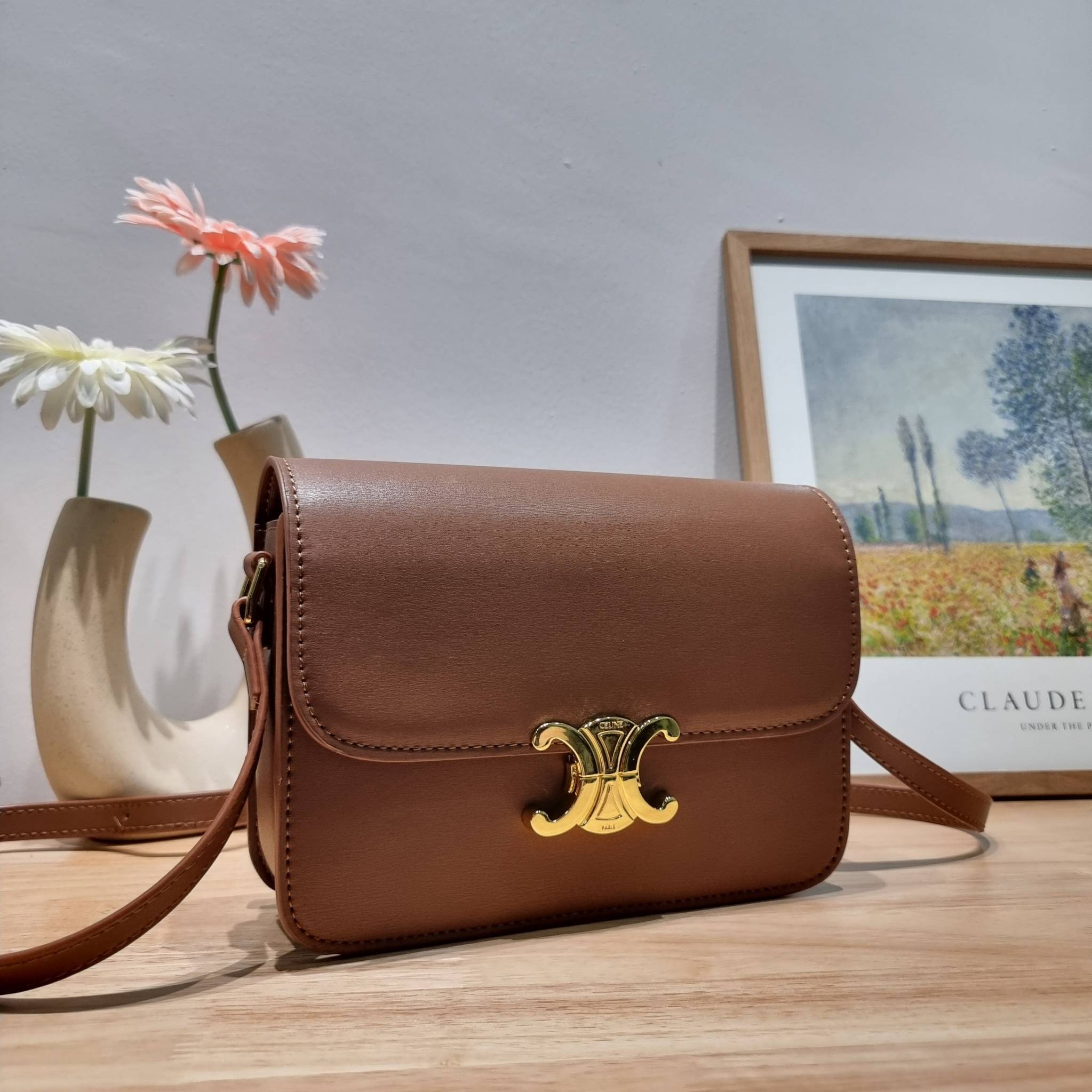 CELINE CLASSIQUE TRIOMPHE BAG IN SHINY CALFSKIN ไอเท็มสุดคลาสสิค ที่ขาดไม่ได้ กระเป๋าสะพายทรงสวยคลาสสิค แฝงความผู้ดี ที่ใช้ได้ทั้งชายหญิง