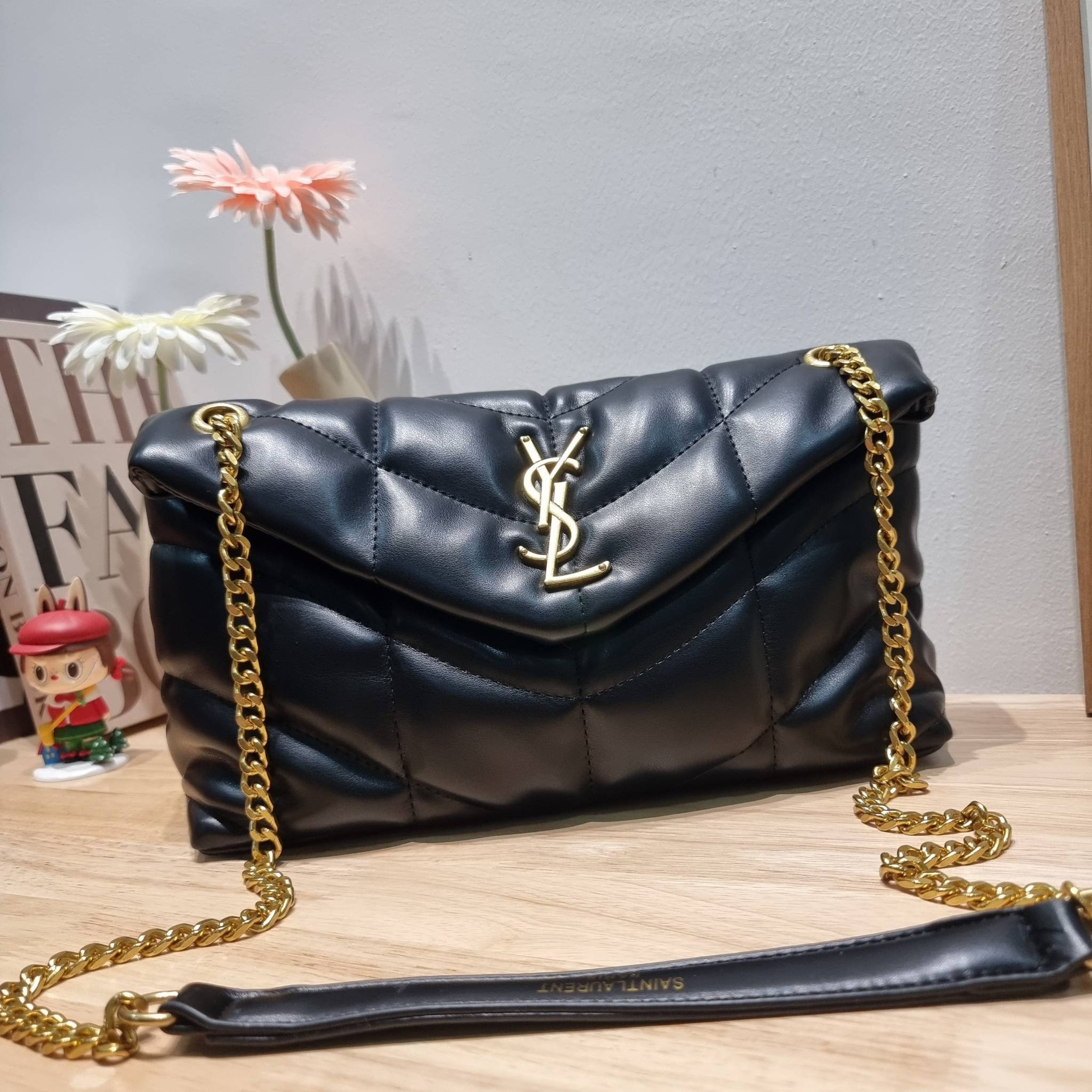 YSL PUFFER SMALL CHAIN BAG IN QUILTED / Yves Saint laurent puffer small chain bag in quilted กระเป๋าสะพายรุ่นยอดนิยม ทรงสวย ใช้ได้บ่อยไม่มีเบื่อ วัสดุหนังสัมผัสนิ่มมือ ดีไซน์เรียบหรู