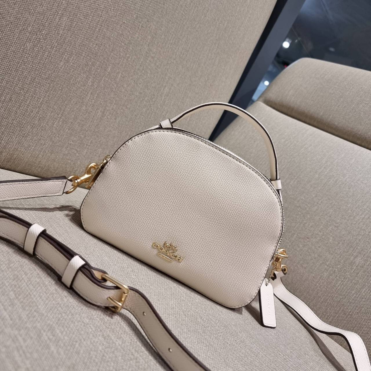 COACH 1589 SERENA SATCHEL กระเป๋าสะพายคอลเลคชั่นยอดฮิต ดีไซน์ลุคผู้ดี ต้องยกให้น้องใบนี้เลย!! จัดสีคุณหนูมาให้ สวยตาแตก!! วัสดุหนัง crossgrain ทนทาน เปิด-ปิดด้วยซิป 2 ช่องหลัก ภายในเป็นช่องโล่ง เก็บของได้แบบสบายๆ ใส่มือถือได้ทุกรุ่น สามารถหยิบไปแมทช์ได้ง่