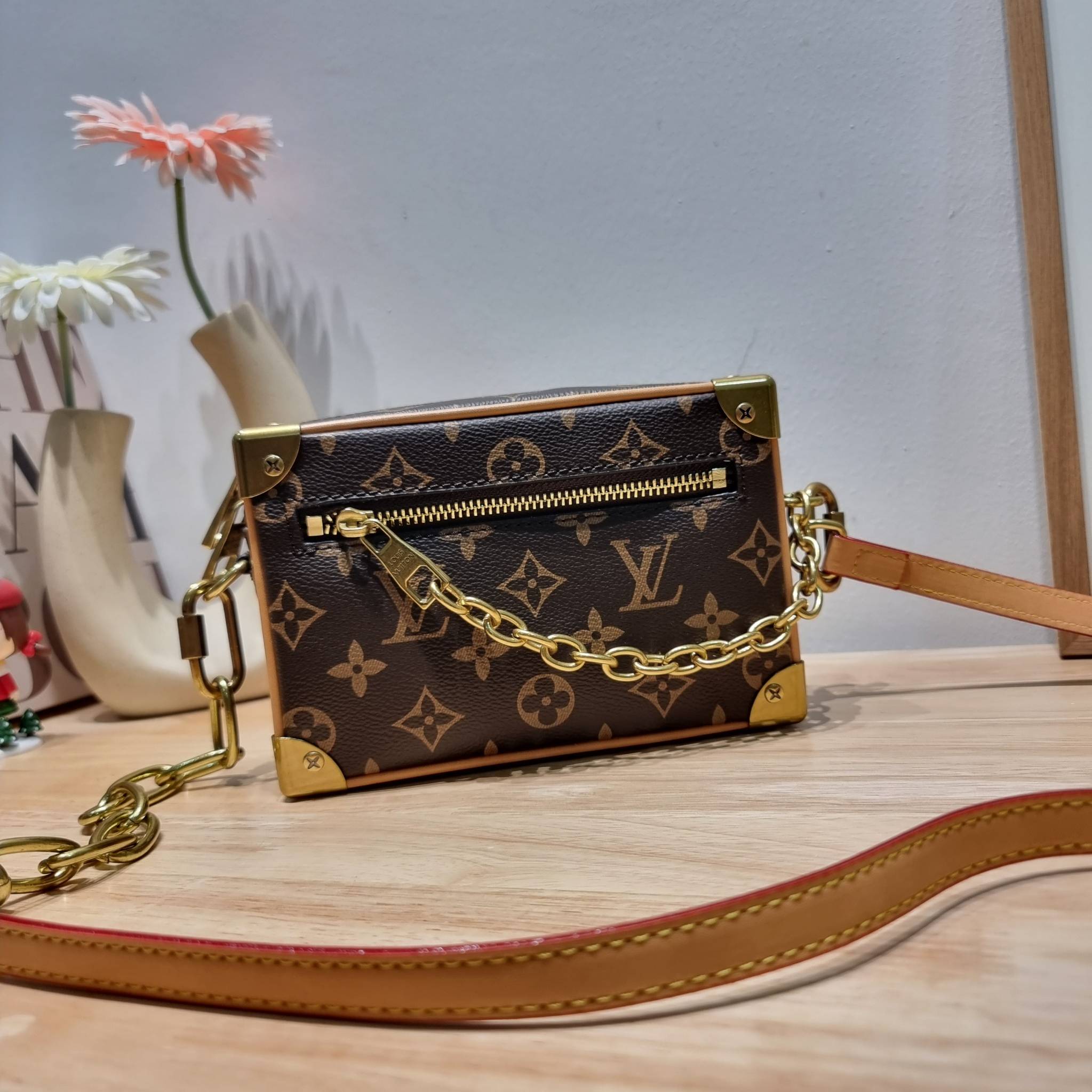 LV MINI SOFT TRUNK ไอเท็มหรูหราย้อนยุค ผสมผสานความทันสมัย ด้วยการตกแต่งขอบด้วยโลหะ รูปทรงกล่องสัดส่วนสวยลงตัว โดดเด่นชวนมอง