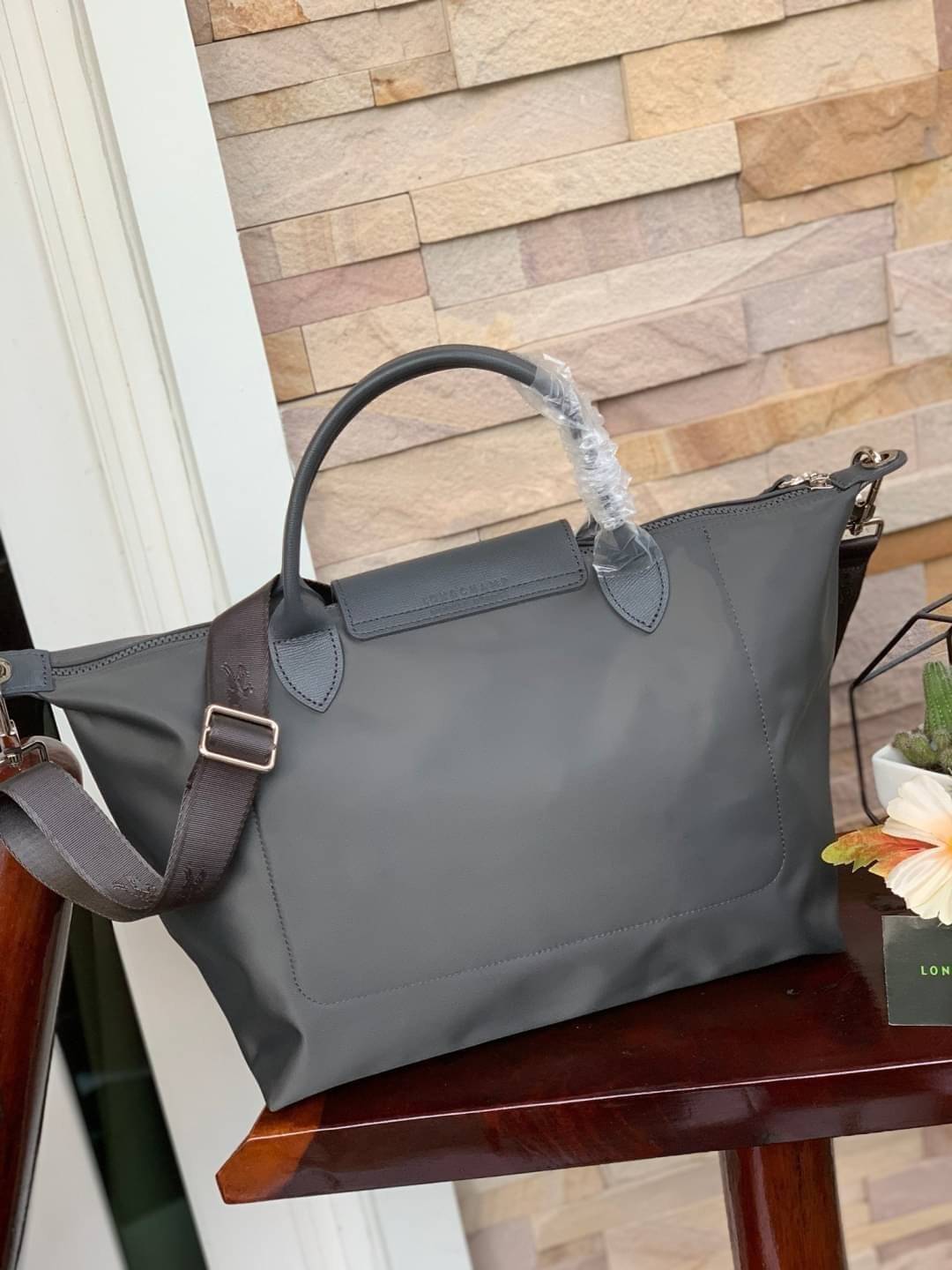 8สี พร้อมส่ง Longchamp LE PLIAGE NÉO TOP HANDLE BAG (medium size) อีกหนึ่งรุ่นยอดนิยม ที่สาวๆ ต้องมีไว้เก็บไว้สักใบ กระเป๋าโท้ทใบนี้ มาพร้อมกับสีที่มีสไตล์เรียบง่าย มีสายสะพายยาวปรับสั้นยาวได้ช่วยให้คุณสามารถสะพายไหล่ได้อย่างสบาย ในตัวสายปักโลโก้อันเป็นสั