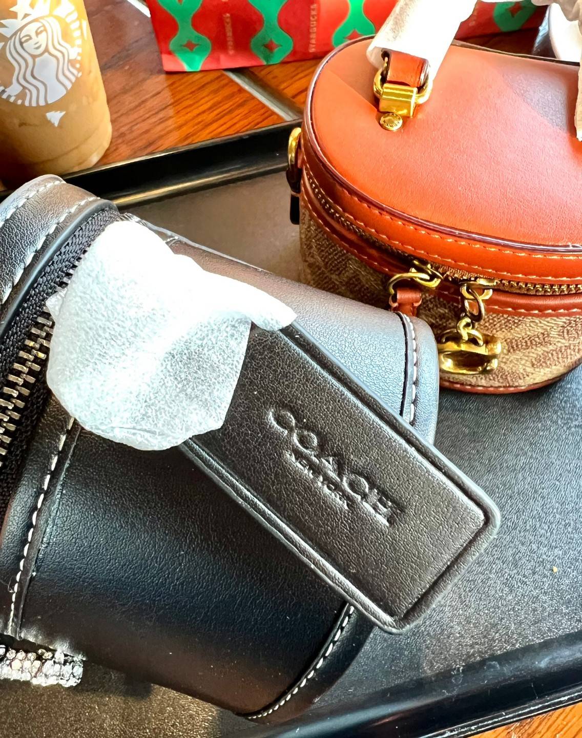 COACH TRAIL CROSSBODY 12 IN SIGNATURE CANVAS CE768 // CE769 มอบเป็นของขวัญปีนี้ รุ่นนี้ต้องเข้าแล้วล่ะคะ พร้อมส่งที่ไทยจำนวนจำกัด! ได้ล๊อตเปิดตัวราคาดีสุดมาค่ะ🎁มอบทันใช้ในช่วงเทศกาลปีใหม่นี้กันค่าา สวยไร้ที่ติ ✔️กระเป๋าใส่ของจำเป็นจุกจิก หน