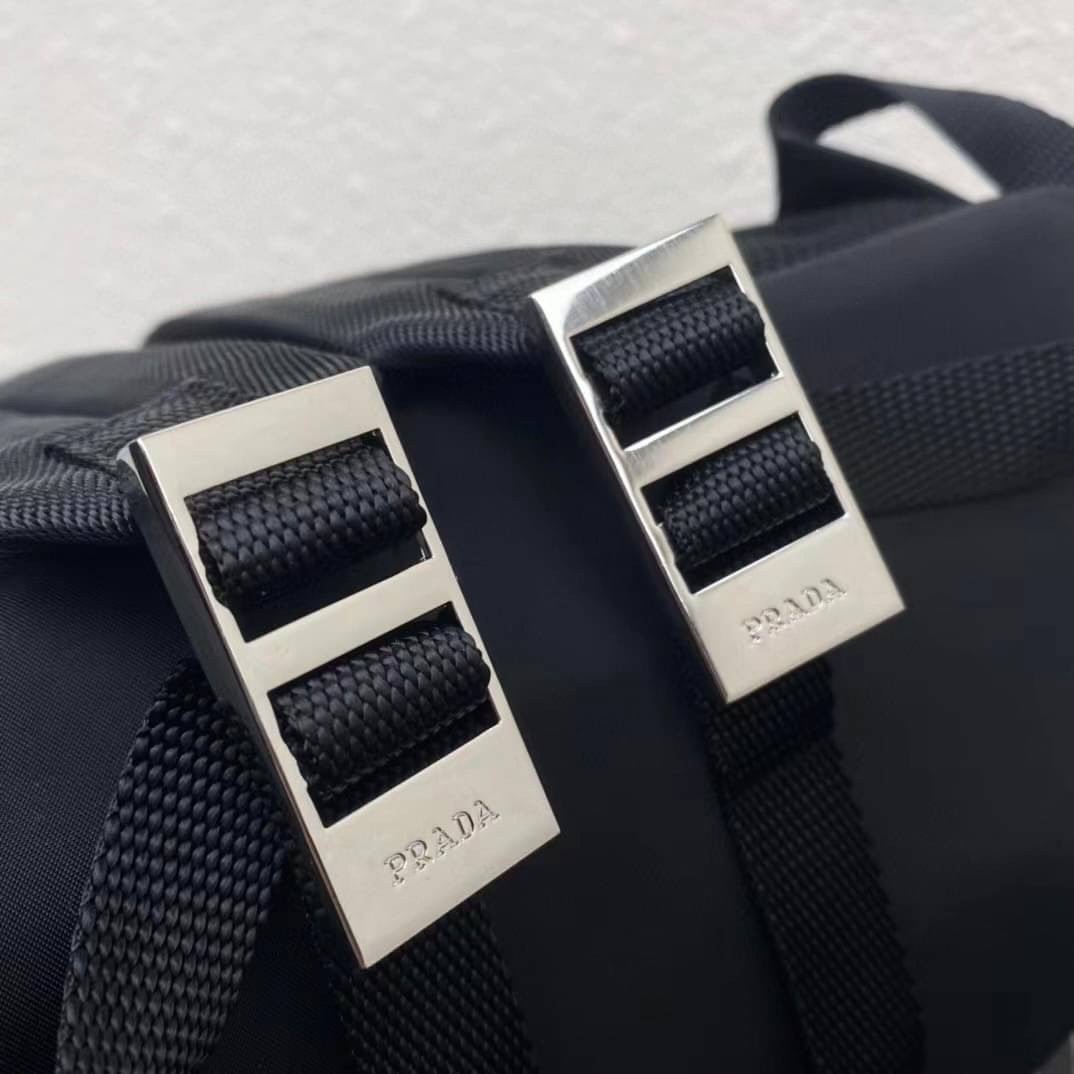 Prada logo-plaque multi-pocket backpack / PRADA backpack พร้อมส่งที่ไทย กระเป๋าเป้ไนล่อนพราด้า **สินค้าเกรดท็อปออริจินอล 1:1 สลับแท้ ใช้งานต่างประเทศได้ งานสวยตามรูป ภาพถ่ายจากงานขายจริง