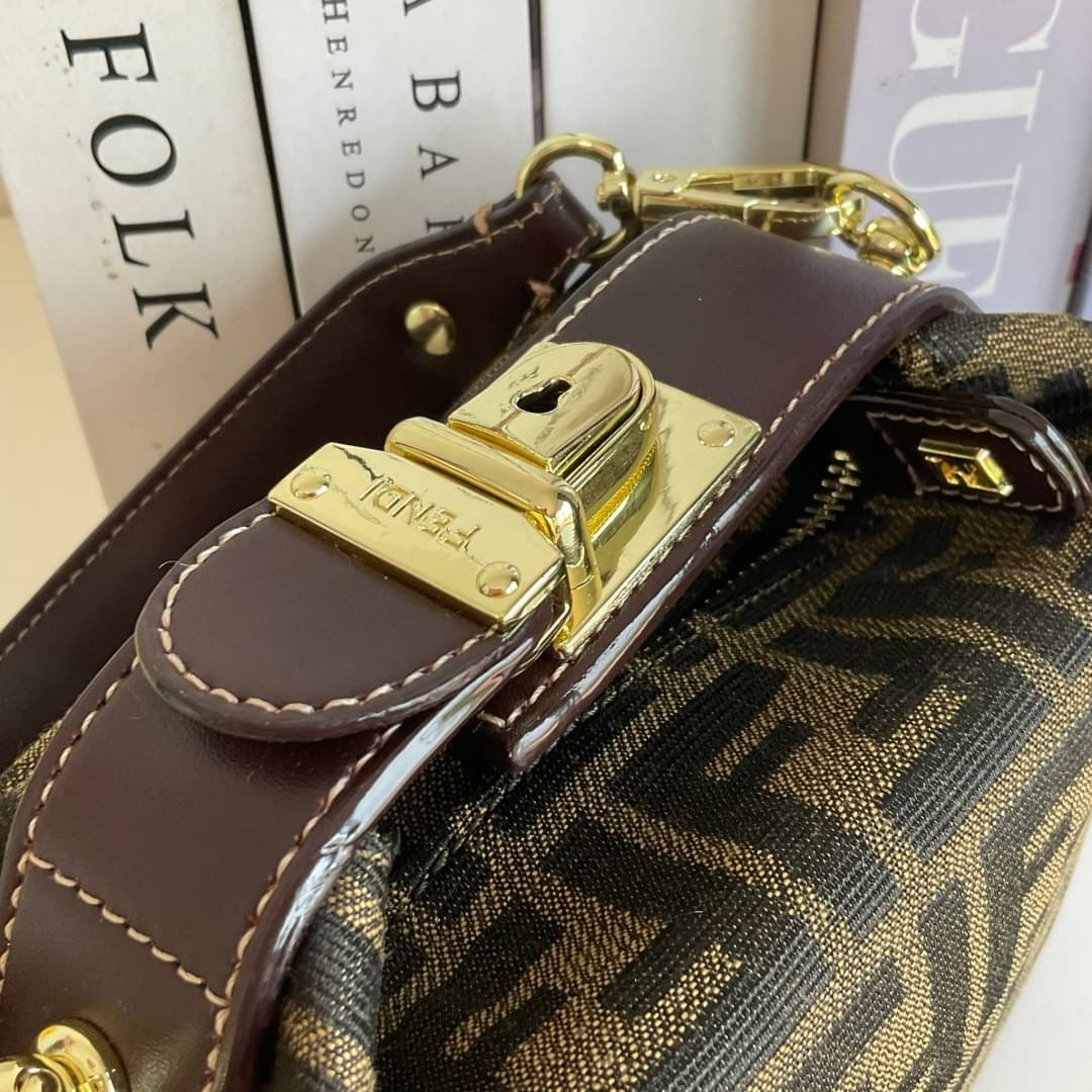 FENDI MINI BAGUETTE BROWN FABRIC BAG วัสดุ CANVAS พิมพ์ลายแบรนด์ *ทรงมินิน่ารัก เปิดปิดด้วยตัวล็อคปั้มลายแบรนด์ พร้อมซิปยาว ภายในมีช่องซิปแยกอีกช่อง สามารถใส่ iphone เงิน ของจุกจิกได้ มาพร้อมสายสะพาย2แบบ ถอดปรับได้ อะไหล่ปั้มแบรนด์สีทอง Rare items เด็ดๆแบ
