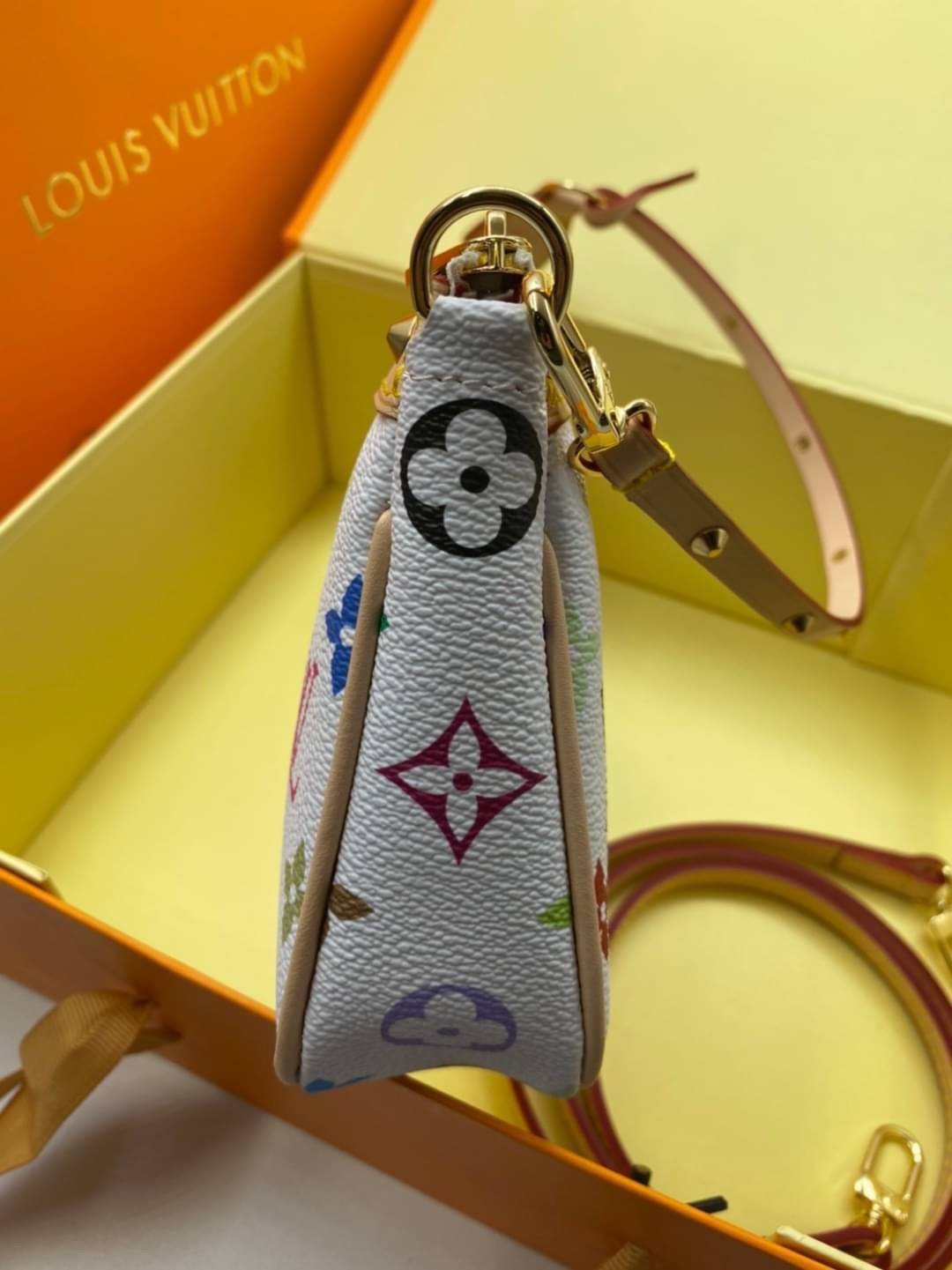 หนังแท้ LOUIS VUITTON POCHETTE TAKASHI MURAKAMI X LOUIS VUITTON WHITE MONOGRAM MULTICOLORE น้องน่ารักน่าใช้มากๆ กระเป๋าหิ้ว//คล้องไหล่//สะพายข้าง//หรือถือแบบคลัท ชิลๆได้เลยค่า หนังแกะแท้นิ่มสวย เปิดปิดกระเป๋าแบบซิป ภายในสามารถใส่กระเป๋าเงินใบกลางได้; มือถ