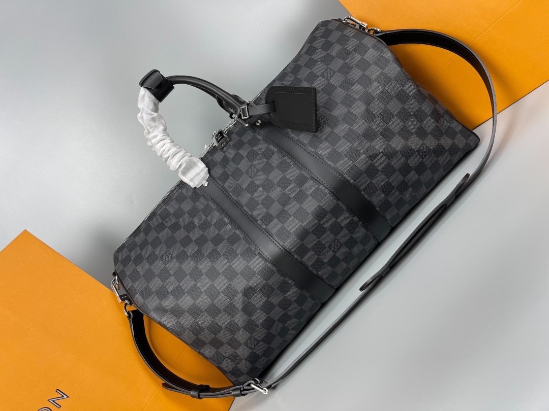 LV Keepall Bandoulière 45 Monogram Eclipse / Damier Graphite Canvas กระเป๋าเดินทางแบบดัฟเฟิล เป็นรุ่นที่เคียงข้างนักเดินทางรอบ สวยหรูโลกสง่างามตลอดกาล มีไว้ไม่มีเอาท์ เกรดท็อป ออริ เทียบแท้ 1:1 เกรดดีสุด