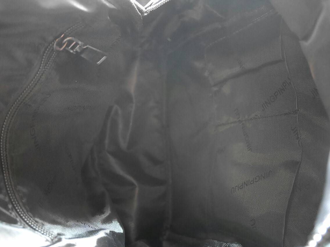 รุ่นใหม่ค้า New item! กระเป๋าเป้ทรงน่ารักจากงาน Premium gift สุดหรู แบรนด์ชาแนล โดดเด่นด้วย รูปทรงน่ารัก ขนาดกำลังดี หนังนิ่ม ด้านหน้าปั้มแบรนด์ด้วยหนัง PU ด้านในเปิดด้วยซิปโซ่ CC มีช่องใส่ของแบ่งเป็น 2 ช่องใหญ่ ด้านหลังสายสะพายยาวปรับได้ เป็นอีกไอเท็ม ที