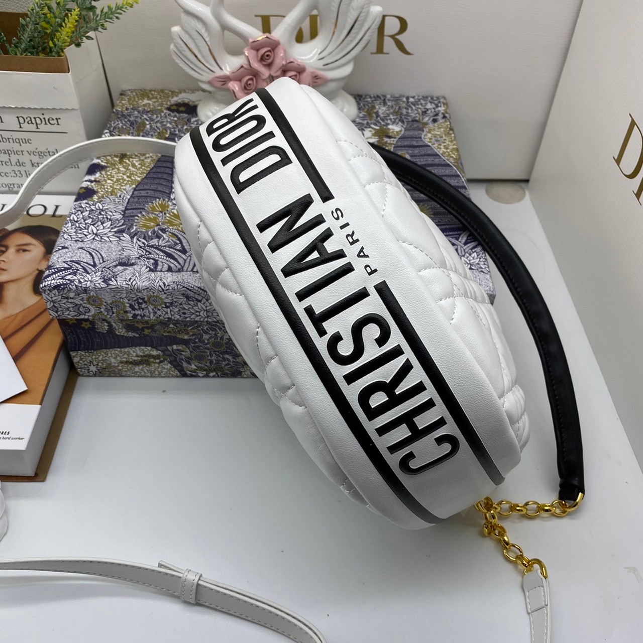 หนังแท้ DIOR MEDIUM DIOR VIBE HOBO BAG รุ่นใหม่ล่าสุด พร้อมส่งที่ไทย เกรดออริจินอลหนังแท้ สวยมากค่ะ ภาพสินค้าถ่ายจากงานขายจริง ใช้งานต่างประเทศได้