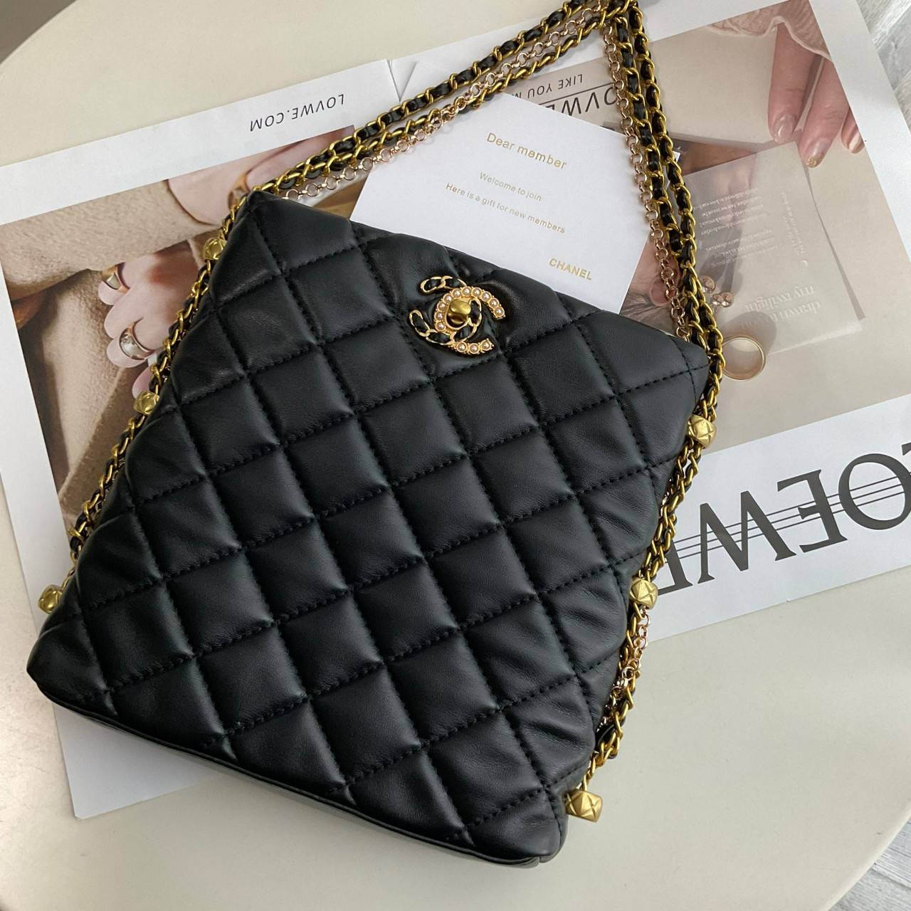 CHANEL VIP GIFT CROSSBODY CHAIN BAG กระเป๋าทรงสะพายข้าง ที่กำลังมาแรงมาในตอนนี้ ตัวกระเป๋าเป็นกระเป๋าสตางค์หนังพียูพรีเมี่ยม อะไหล่ทองทั้งใบ ด้านหน้าประดับโลโก้พร้อมมุก CC สุดหรู เปิดปิดด้วยตัวหมุนล็อค ใส่กระเป๋าสตางค์ยาวได้ รุ่นนี้พกของได้เยอะในระดับนึงเ