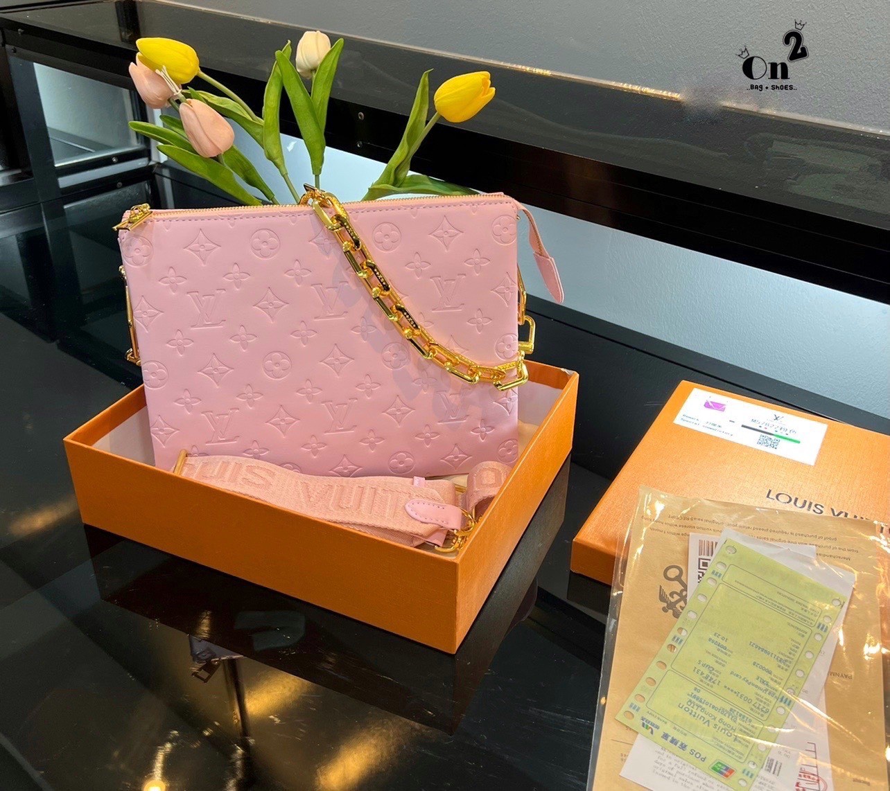 LV HANDLE POUCH MONOGRAM / LV Coussin PM Bag กระเป๋าสะพายกึ่งคลัชท์ สุดล้ำ มาแรงมาก ด้วยความสวยปังตั้งแต่แรกเห็น วัสดุหนังแกะสังเคราะห์ปั๊มลายสวยคม มาพร้อมสาย 2 เส้น เลิศๆ มีสายโซ่ที่มีดีเทลละเอียดไม่ซ้ำ และสายสปอร์ตครอสบอดี้ ที่จะคล้องไว้ทั้งสองเส้นก็ดีง