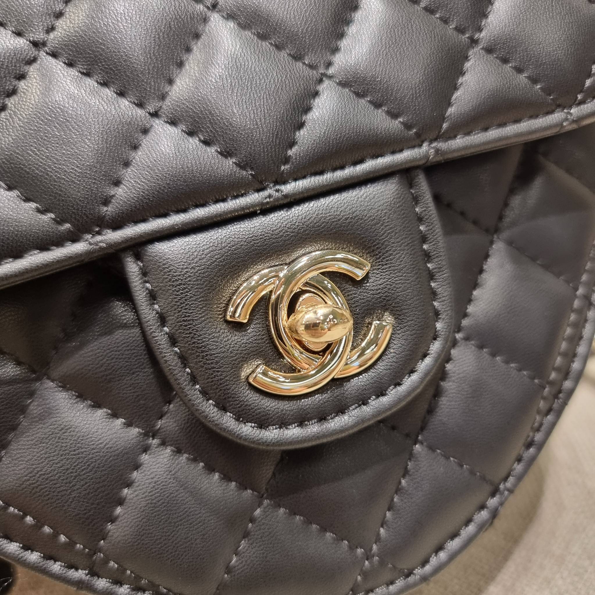 VIP 🥂 CHANEL Heart Bag Lambskin & Gold-Tone Meta ใหม่มาก สวยมาก มงมาก!! กระเป๋าสะพายสุดคิ้วท์ ที่ดีไซน์รูปทรงหัวใจไม่ซ้ำใคร น่ารักทุกสี น่าใช้ไปเลยแม่!! วัสดุหนังแกะฟอกสี เปิด-ปิดด้วยซิป ด้านหน้ามีช่องเก็บของจุกจิก ภายในเป็นช่องโล่ง ใส่มือถือ ใส่ก