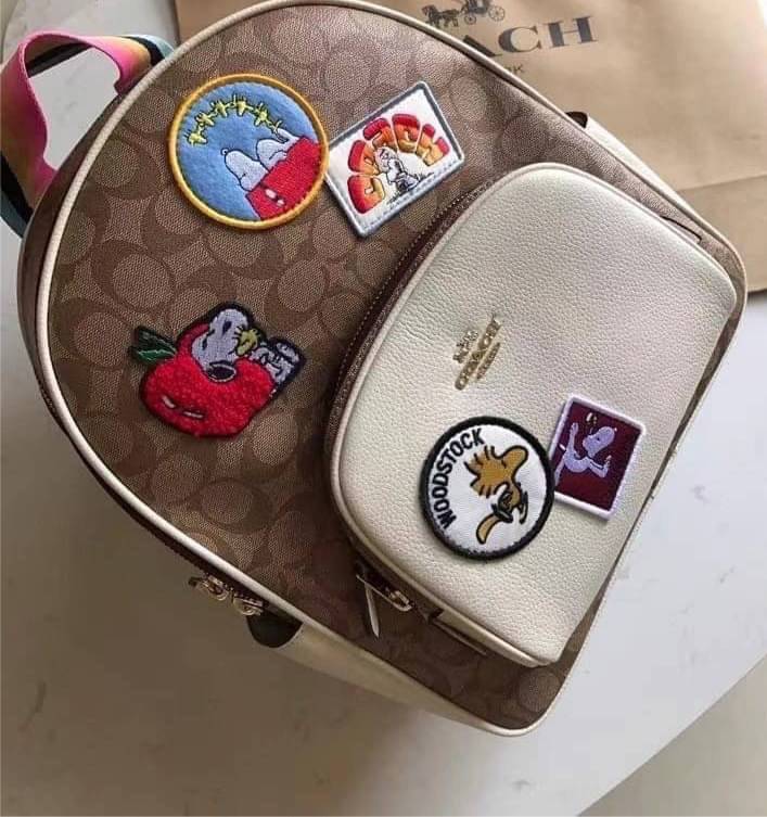 Coach X Peanuts Court Backpack In Signature Canvas With Varsity Patches เป้รุ่นลิมิเต็ดสุดหายาก!! คิ้วท์ๆ น่ารักน่าใช้มากๆ ด้วยดีไซน์ที่โดดเด่น 🎒💓 วัสดุหนังแคนวาสคุณภาพดี มีช่องซิปแยกให้หลายช่อง สายสะพายปรับได้ตามถนัด รุ่นนี้ขับผิวดีมากๆ ถ