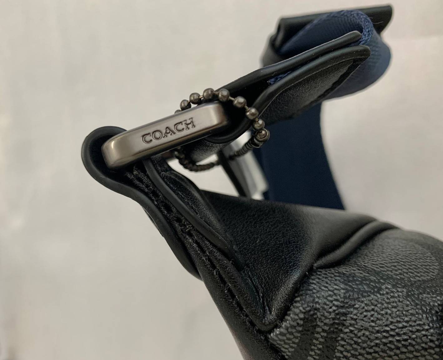 รุ่นที่หนุ่มๆต้องมีติดตัวค่ะ Coach Belt Bag ใบใหญ่คะ! ((79037)) กระเป๋าคาดอกด้านหน้า//คาดไปทางด้านหลัง//หรือคาดเอวได้ ตามแต่ความถนัดได้เลยนะคะ หนังแท้ นิ่มสวย มีช่องซิปหลักให้2ช่องใส่ของสำคัญได้ครบเลยนะคะ ใบใหญ่ใส่จุค่ะ! สายคาดเลื่อนปรับแบบฟรีไซด์ค่ะ 