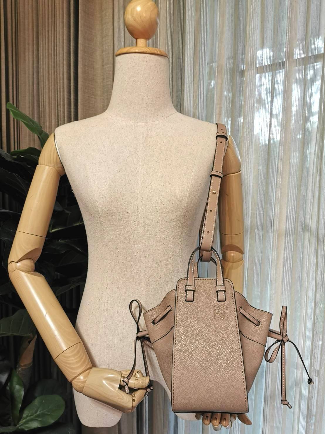 LOEWE HANDLE & SHOULDER BAG GIFT WITH PURCHASE (GWP) กระเป๋าถือหรือสะพายหนังแท้พรีเมี่ยมกิ๊ฟ Limited จาก LOEWE PERFUME DUTYFREE รุ่น Rare items สุดๆวัสดุหนังแท้ Calfskin หนังสวยดีไซน์คงเอกลักษณ์แบรนด์ สามารถปรับใช้ได้หลายทรงด้านข้างมีหูรูดปรับขยายทรงได้ภา