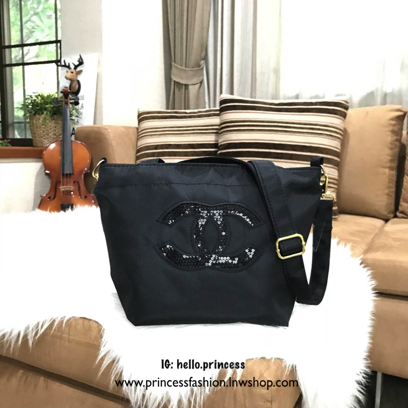 Chanel Beaute Black Sequin Shopping Bag กระเป๋าสะพาย ShoppingBag พรีเมี่ยมกิ๊ฟ Limited Edition ของแท้นำเข้าจากเคาน์เตอร์ Chanel Beaute ขนาดมินิ ด้านหน้า logoCC ประดับเลื่อมสีดำ เปิดปิดด้วยซิป หัวซิปแบรนด์ ภายในมี logo brand และช่องซิป ซับใน 100% Polyester