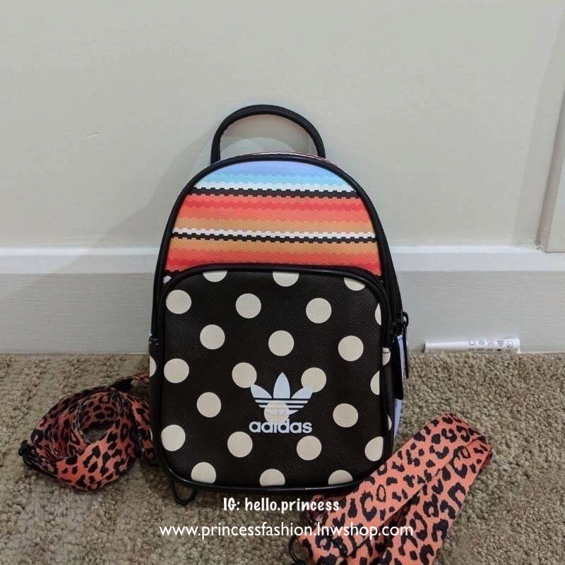 ADIDAS 2WAY MINI BACKPACK Y2018 กระเป๋าเป้หรือสะพายสไตล์ Sport รุ่น Limited Edition ขนาดมินิ กำลังดี กันน้ำ น้ำหนักเบา ด้านหน้ามีโล้โก้และช่องซิป เปิดปิดด้วยซิปสะดวกใช้ หัวซิปแบรนด์ ภายในมีช่องใส่ของ หูจับถนัดมือ สายสะพายลายสวยเก๋เลื่อนปรับได้ freesize สา